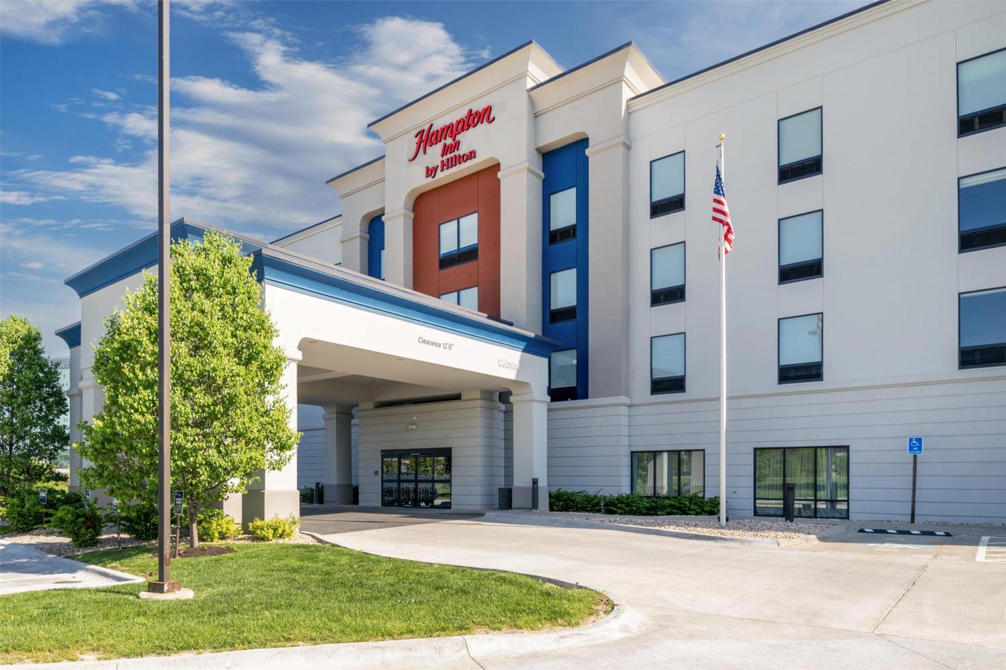 Hampton Inn Omaha/West Dodge Road, Old Mill Exterior photo