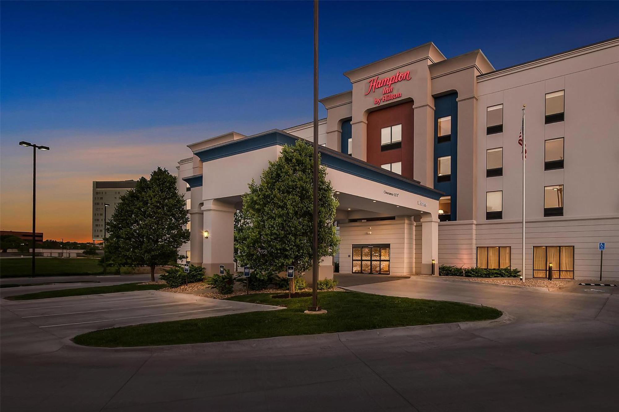 Hampton Inn Omaha/West Dodge Road, Old Mill Exterior photo