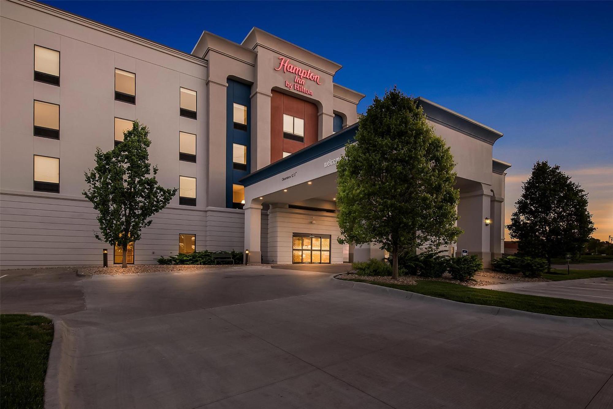 Hampton Inn Omaha/West Dodge Road, Old Mill Exterior photo
